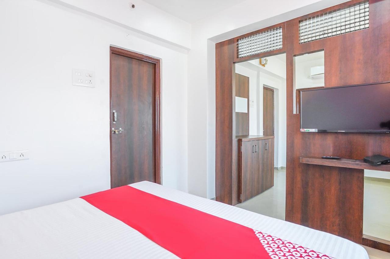 Oyo Flagship 70264 Hotel Vrindavan Mangvadi Extérieur photo